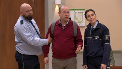 Barbara Salesch: Pflasterstein von der Brücke geworfen! Mordversuch das verschmähten Exfreundes?