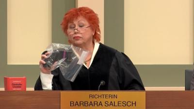 Barbara Salesch: Folge 254: Hat Hausfrau heißen Bodybuilder in Hinterhalt gelockt?