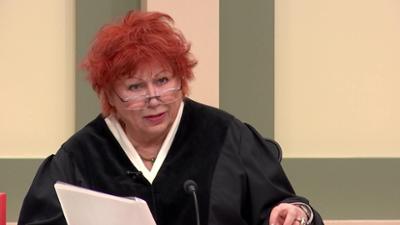 Barbara Salesch: Bestatter im Sarg fast erstickt - Wollte aufbrausende Mitarbeiterin aus Frust ihren Chef umbringen?