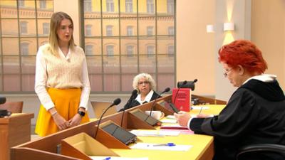 Barbara Salesch: Folge 80: Überkorrekter Lehrer soll Schülerin angegriffen haben