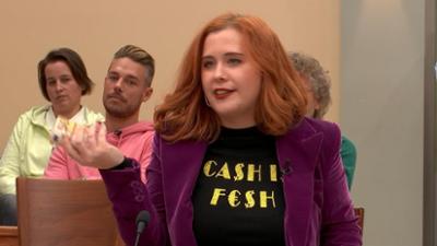 Barbara Salesch: Folge 398: Hat dreiste Influencerin Schmuck mit Falschgeld bezahlt?