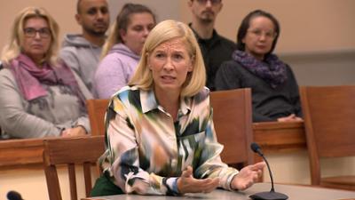 Barbara Salesch: Folge 357: Übergoss gehörnte Ehefrau Nebenbuhlerin mit heißem Fett?