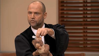 Barbara Salesch: Folge 202: Diebstahl: Hat Kindsmutter sich an Ex-Vermieterin gerächt?