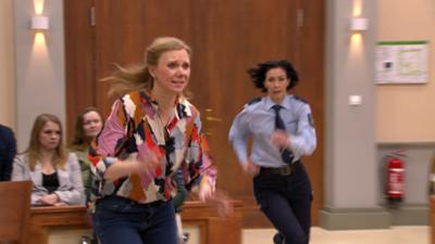 Barbara Salesch: Folge 325: Fuß verloren! Ist Nachbarschaftsstreit um Pool eskaliert?