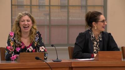 Barbara Salesch: Folge 303: Hat gefeuerte Köchin Food-Blogger Glas ins Essen gemischt?