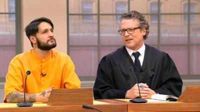 Barbara Salesch: Trickbetrüger trifft auf die Falsche: Seniorin wehrt sich gegen angeblichen Musiklehrer Barbara Salesch: Trickbetrüger trifft auf die Falsche: Seniorin wehrt sich gegen angeblichen Musiklehrer
