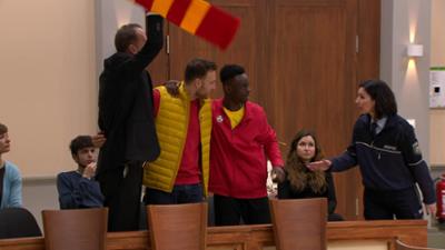 Barbara Salesch: Folge 287: Rächte sich Mutter von Ersatzbank-Stürmer an neuer Trainerin?