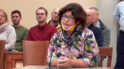 Barbara Salesch: Folge 385: Fieser Harkenangriff: Nachbarin zeigt Erzfeindin, was eine Harke ist