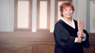Barbara Salesch: Junge Angeklagte gibt ihrem Anwalt und der Richterin Rätsel auf