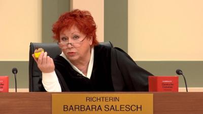 Barbara Salesch: Hat verlassene Braut ihren untreuen Verlobten mit Böller schwer verletzt?