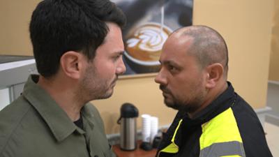 Barbara Salesch: Eskalation im Kleinkrieg der Uniformen! Zündete Security-Mann das Haus des verfeindeten Feuerwehrman