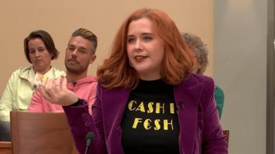 Barbara Salesch: Folge 398: Hat dreiste Influencerin Schmuck mit Falschgeld bezahlt?