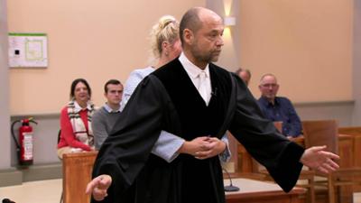 Barbara Salesch: Folge 16: Hat übereifriger Archivmitarbeiter Notruf missbraucht, um als Held dazustehen?