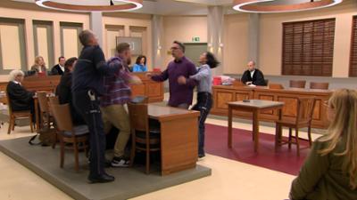 Barbara Salesch: Folge 330: Eklat bei Mordprozess - Angeklagter zieht Geständnis zurück!