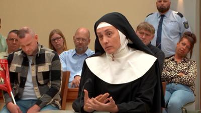 Barbara Salesch: Hat Comic-Kriegerin Bauarbeiter mit Speer verletzt und die Treppe heruntergestoßen?