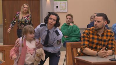 Barbara Salesch: Drogen im Kindergarten! Versteckte Kleinkrimineller seine Ware zwischen Spielsachen?