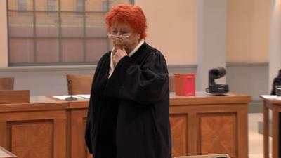 Barbara Salesch: Terror im Job: Hat Chefin Bäckergehilfen mit Teigmesser verletzt?