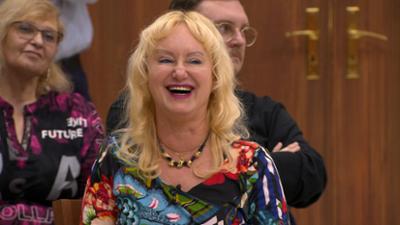 Barbara Salesch: Folge 291: Überfiel ungeduldiger Schäfer verhasste Paketbotin?