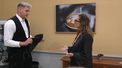 Barbara Salesch: Folge 356: Hat übergriffiger Handwerksgeselle seine Chefin getasert?