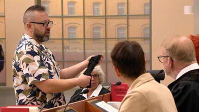 Barbara Salesch: Folge 153: Überforderter Räuber trifft auf wehrhafte Kassiererin