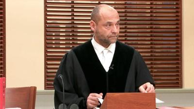 Barbara Salesch: Folge 317: Hat verführerische Schlosscafé-Bedienung einsamen Landadligen schwer verletzt?