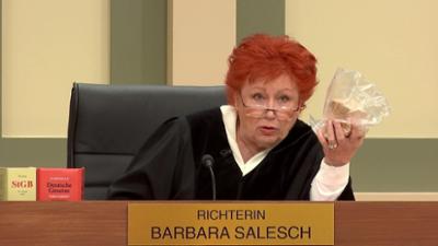 Barbara Salesch: Hat Frührentnerin wegen heimlichem Untermieter ihrer Nachbarin einen Stein an den Kopf geworfen?