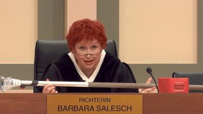 Barbara Salesch: Folge 17: Angriff mit Gartenhacke! Drehte Terror-Nachbarin durch?