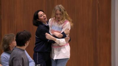 Barbara Salesch: Folge 274: Setzte junge Frau ihrem Schwarm Schwarze Witwe ins Auto?