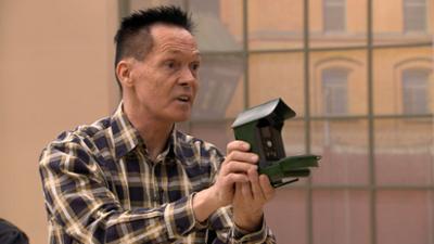 Barbara Salesch: Gefährliche Abfuhr: Mülldetektiv in Container eingesperrt und auf Straße gerollt