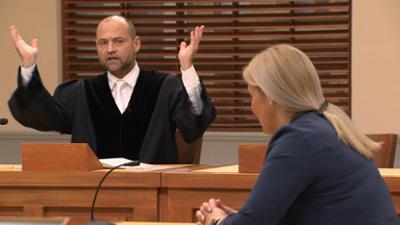 Barbara Salesch: Folge 1: Tyrann bei Treppensturz getötet! War es seine Ehefrau?