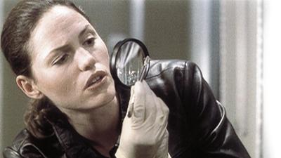 CSI: Den Tätern auf der Spur: Folge 9: Über den Wolken