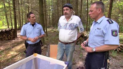 Der Blaulicht Report: Folge 6: Kinderbett im Wald / Fress-Attacke enthüllt grausames Kinder-Schicksal