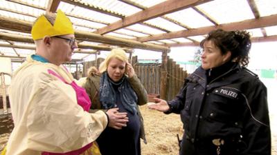 Der Blaulicht Report: Folge 75: Polizisten stoppen riesigen Ball