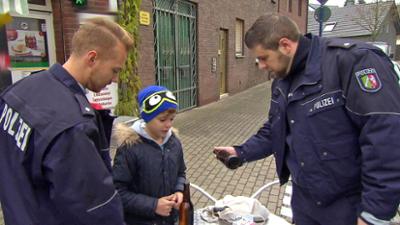 Der Blaulicht Report: Polizisten sollen kleinem Jungen eine Bierflasche öffnen / Hula-Frauen schleppen Schranke ab