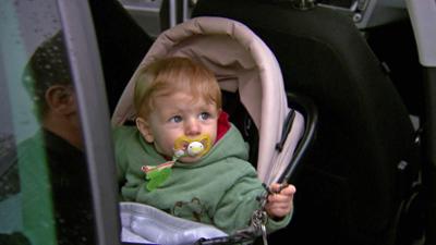 Der Blaulicht Report: Folge 27: Tankstellenräuber entführt Auto mit Baby