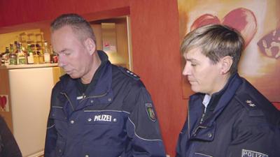 Der Blaulicht Report: Folge 19: Braut liegt bewusstlos auf Bahnschienen Der Blaulicht Report: Folge 19: Braut liegt bewusstlos auf Bahnschienen