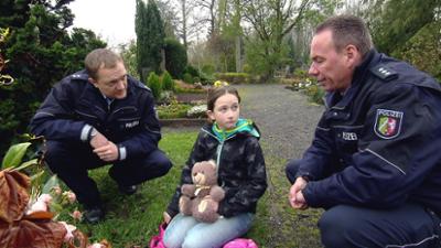 Der Blaulicht Report: Folge 72: Kind sitzt alleine auf Friedhof / Grausamer Fund in Mülltonne