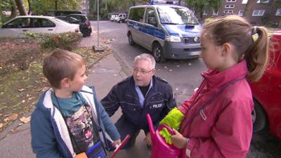 Der Blaulicht Report: Folge 8: Kinder wischen Autoscheiben / Handwerker hört beunruhigende Nachricht auf AB