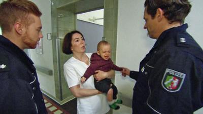Der Blaulicht Report: Folge 9: Frau nutzt Babyklappe aus / Polizei stoppt blutverschmierte Frau