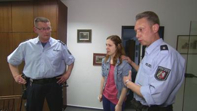 Der Blaulicht Report: Folge 3: Blutverschmierte Frau im Auto stellt Polizisten vor Rätsel