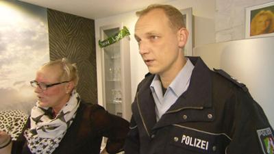 Der Blaulicht Report: Folge 30: Frau wird von Motorradfahrer angeschossen Der Blaulicht Report: Folge 30: Frau wird von Motorradfahrer angeschossen