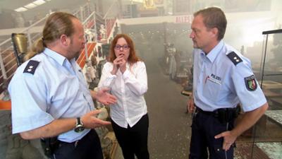 Der Blaulicht Report: 6-Jährige mit Alkohol in Schule erwischt / Warnsignal rettet Taxifahrer