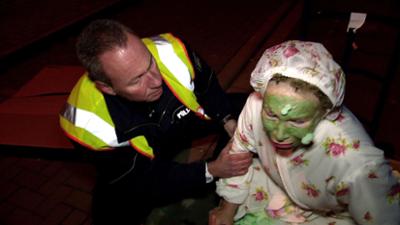 Der Blaulicht Report: Monteur mit Sackkarre torkelt durch die Nacht / Affe kämpft mit Drohne