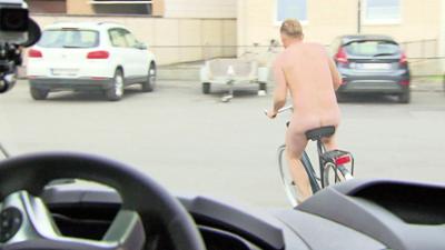 Der Blaulicht Report: Folge 82: Nackter Mann flieht mit Fahrrad / Junges Mädchen schlitzt Reifen auf