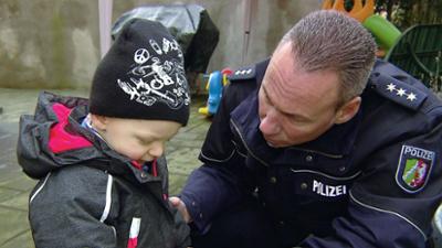 Der Blaulicht Report: Folge 49: Fremdes Kleinkind spielt in Garten / Blut tropft von Balkon
