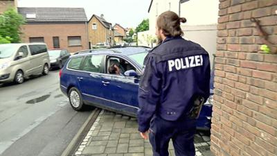 Der Blaulicht Report: Verunfalltes Auto deckt Unglaubliches auf / Verzweifelter Mann schießt auf Luftballon