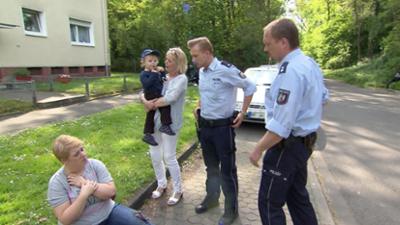 Der Blaulicht Report: Folge 9: Radlerin mit Kind stürzt über Wäscheleine