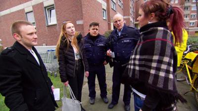 Der Blaulicht Report: Folge 52: Halbnackte Frau versteckt sich in Vorgarten