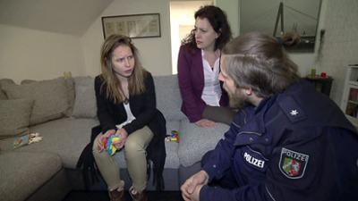 Der Blaulicht Report: Folge 4: Falsche Jugendamtsmitarbeiterin klaut Baby / Gefesselter flüchtet mit Stuhl