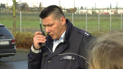Der Blaulicht Report: Folge 31: Verletzte Frau liegt auf Streifenwagen